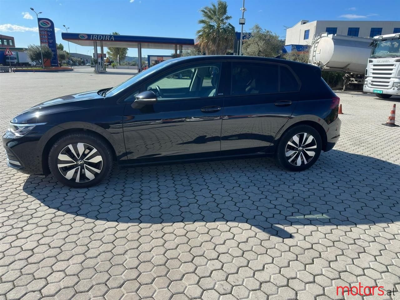 2023' Volkswagen Golf photo #2