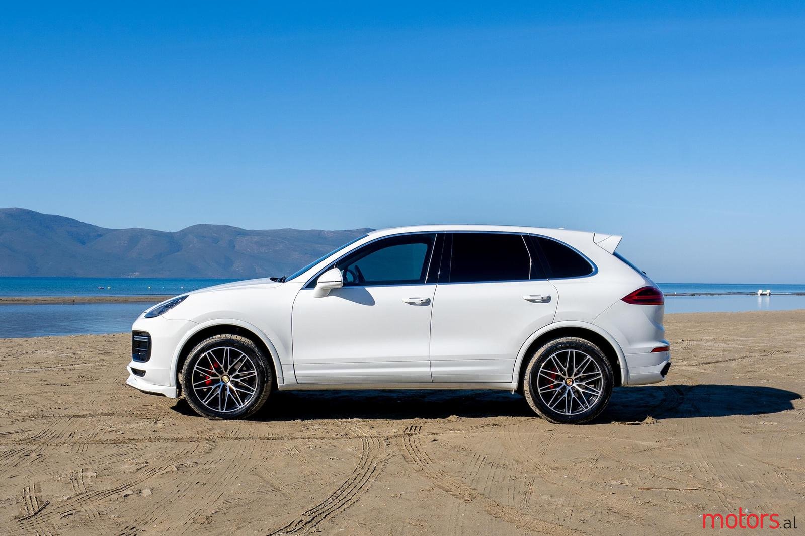 2016' Porsche Cayenne photo #2