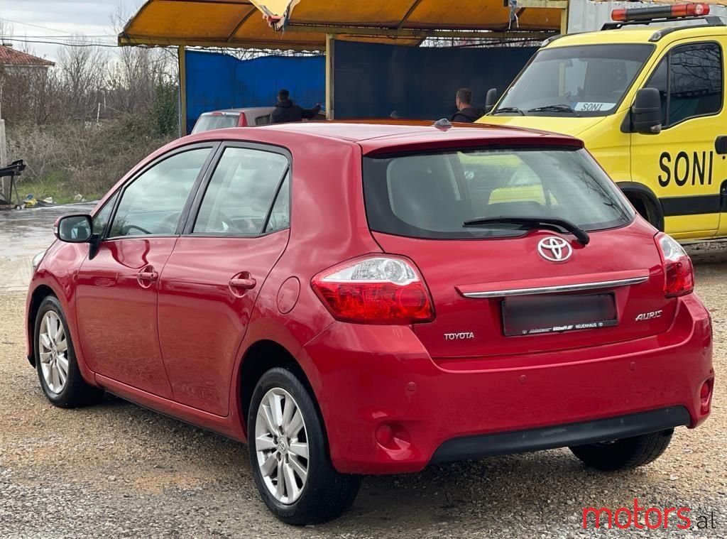 2011' Toyota Auris photo #4