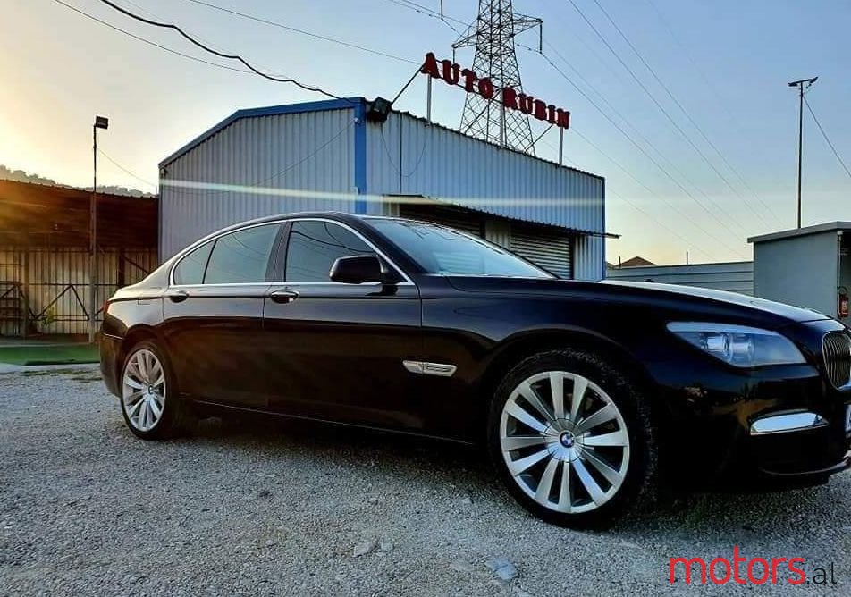 2011' BMW 730 photo #1