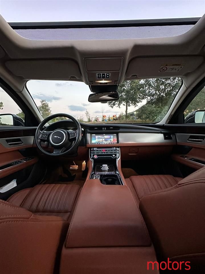 2015' Jaguar XF photo #3