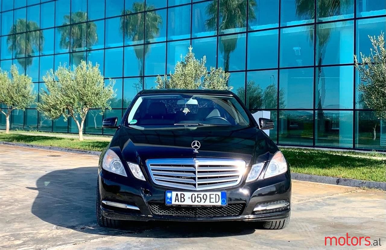 2012' Mercedes-Benz E 220 photo #3