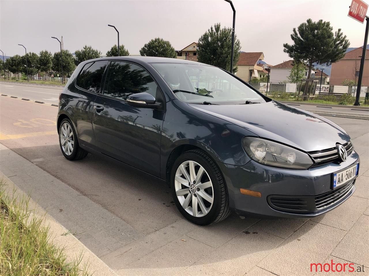 2011' Volkswagen Golf photo #1