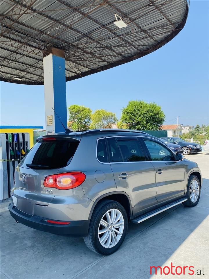 2011' Volkswagen Tiguan photo #3