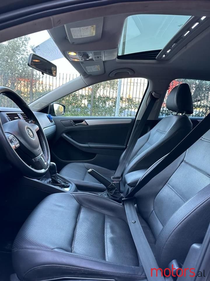 2011' Volkswagen Jetta photo #3