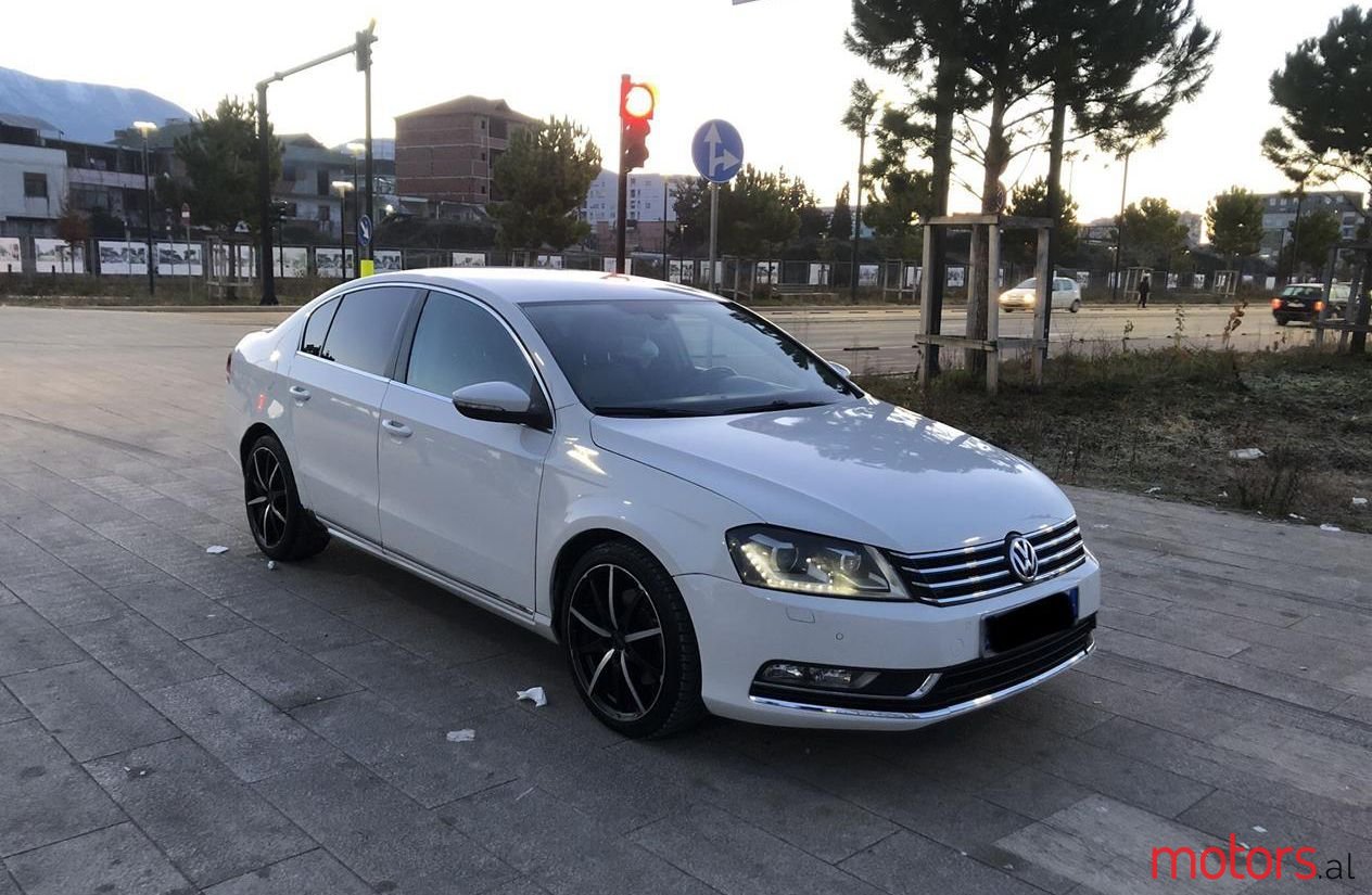 2011' Volkswagen Passat photo #1