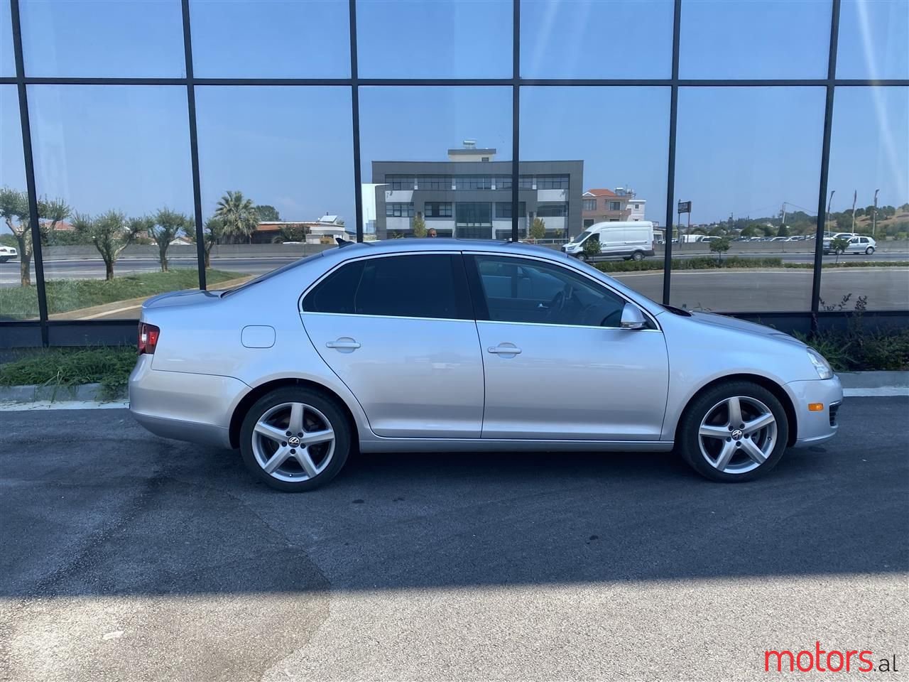 2010' Volkswagen Jetta photo #3