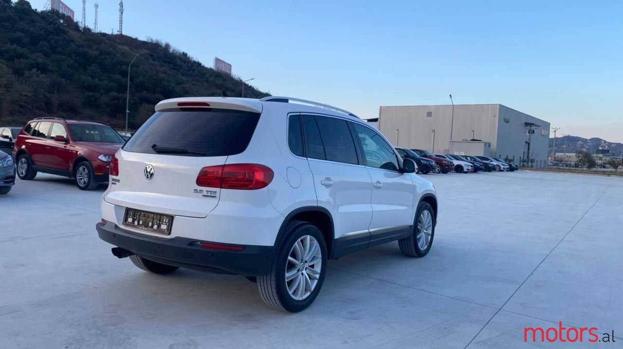 2012' Volkswagen Tiguan photo #5