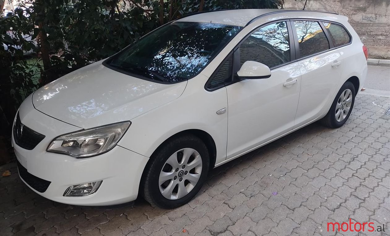 2011' Opel Astra photo #1