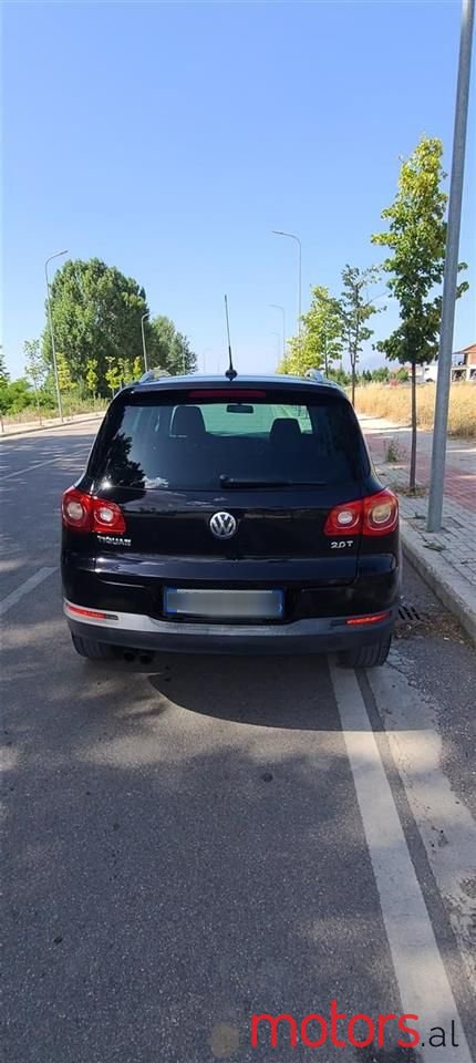 2011' Volkswagen Tiguan photo #5