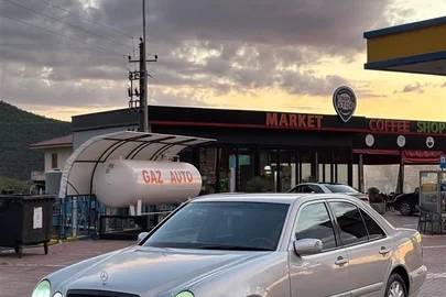 2001' Mercedes-Benz E 220