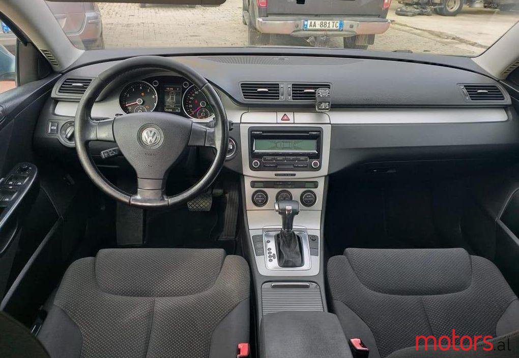 2010' Volkswagen Passat photo #2