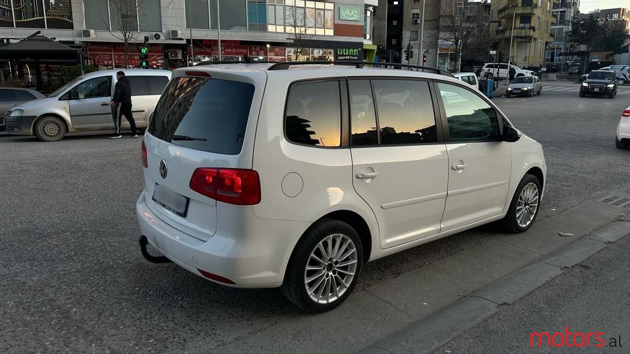 2012' Volkswagen Touran photo #3