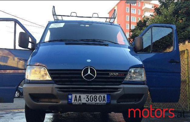 2001' Mercedes-Benz Furgon photo #2