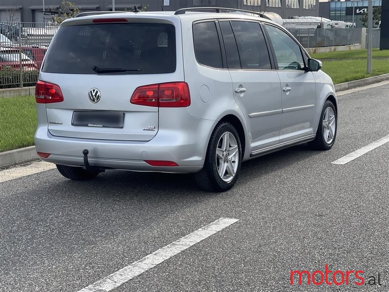 2011' Volkswagen Touran photo #5