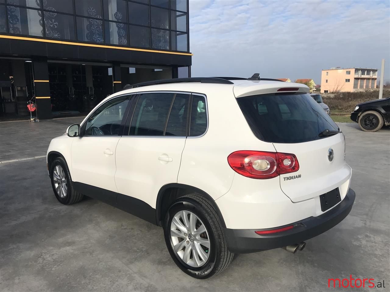 2010' Volkswagen Tiguan photo #2