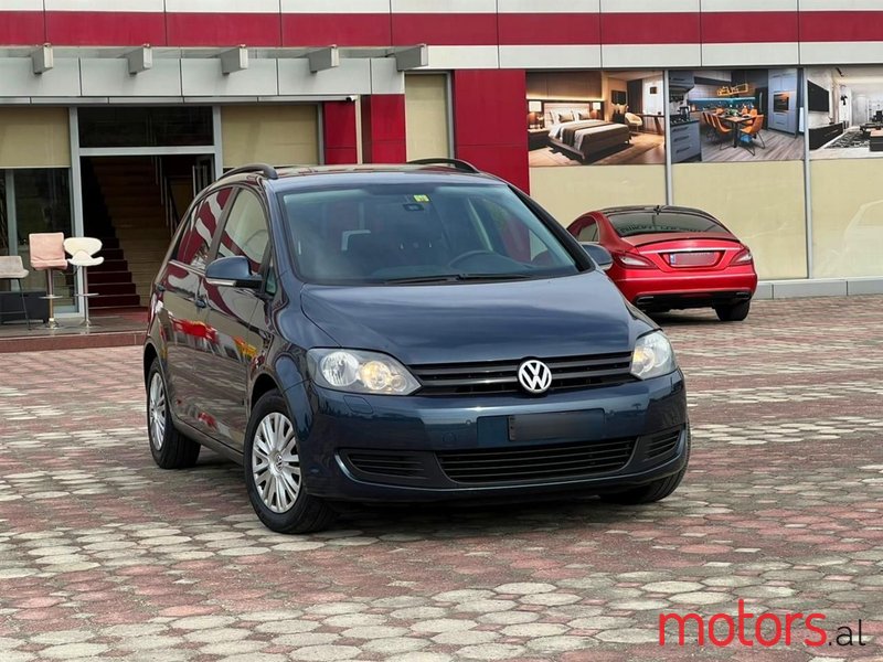 2010' Volkswagen Golf photo #2