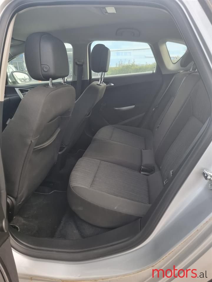 2010' Opel Astra photo #6