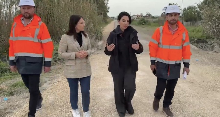 Rehabilitimi i rrugës në Lushnjë/ Zëvendës kryeministrja Balluku inspekton punimet në Plug