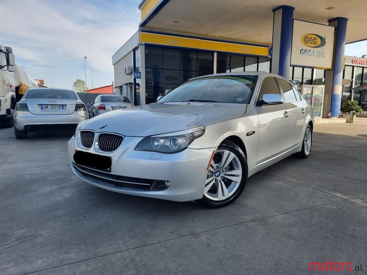 2010' BMW 528 photo #5