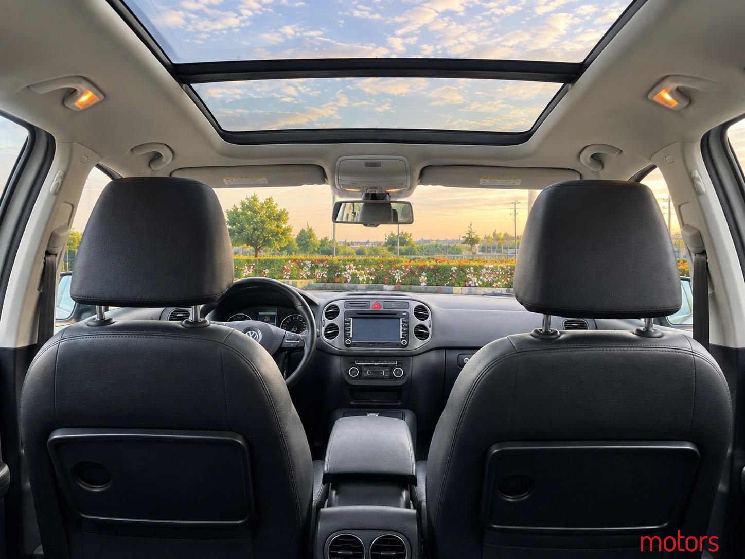 2011' Volkswagen Tiguan photo #2