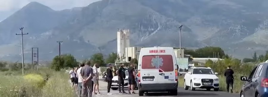 Aksident në aksin rrugor Sarandë-Delvinë/ Një automjet përfundon në kanal, plagosen dy persona