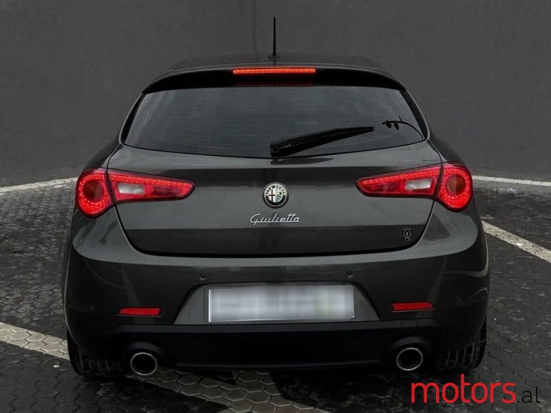 2012' Alfa Romeo Giulietta photo #3