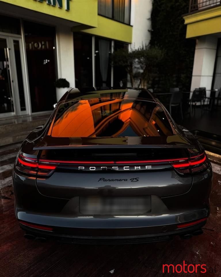 2017' Porsche Panamera photo #3