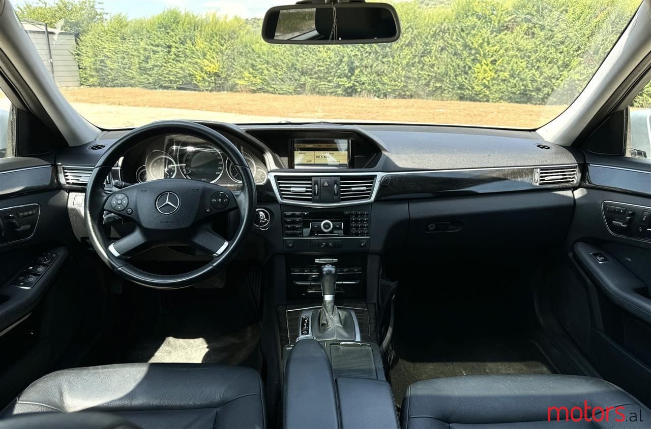 2011' Mercedes-Benz E 220 photo #4