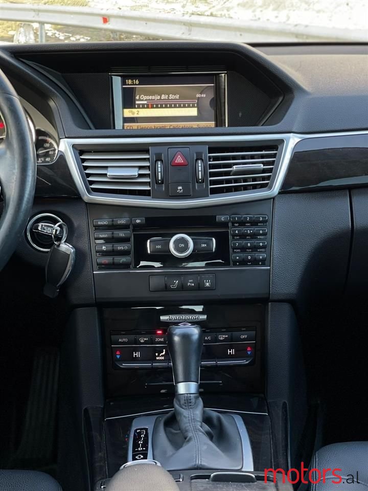 2010' Mercedes-Benz E 220 photo #5