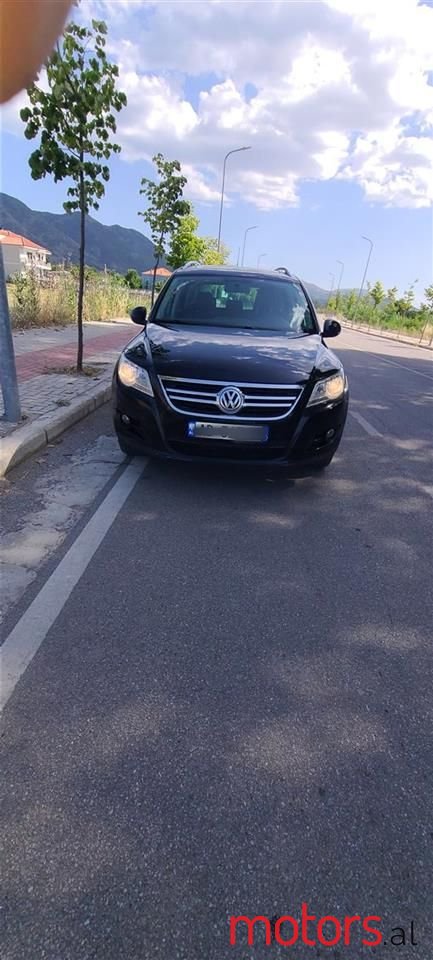 2011' Volkswagen Tiguan photo #4