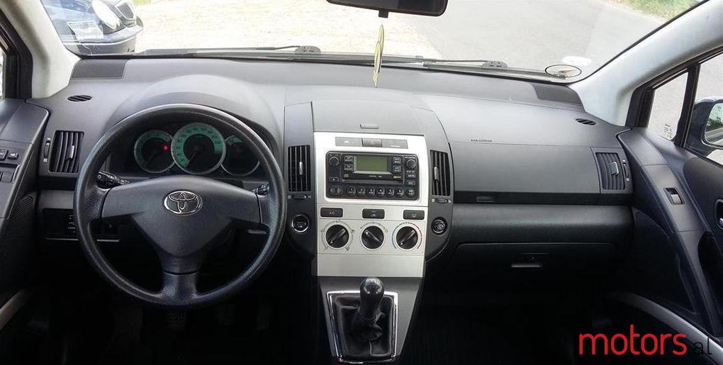 2004' Toyota Corolla Verso photo #1