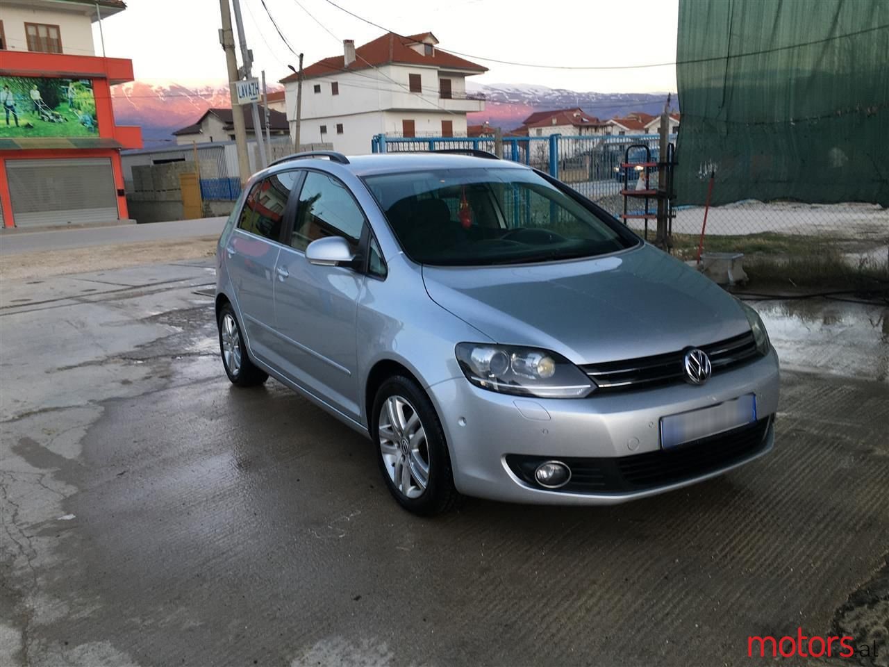 2011' Volkswagen Golf Plus photo #1