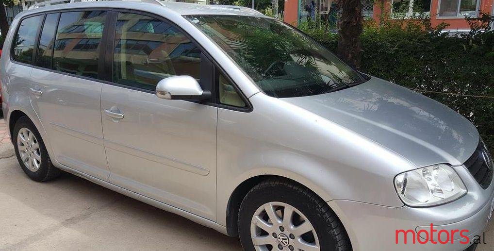 2005' Volkswagen Touran photo #2