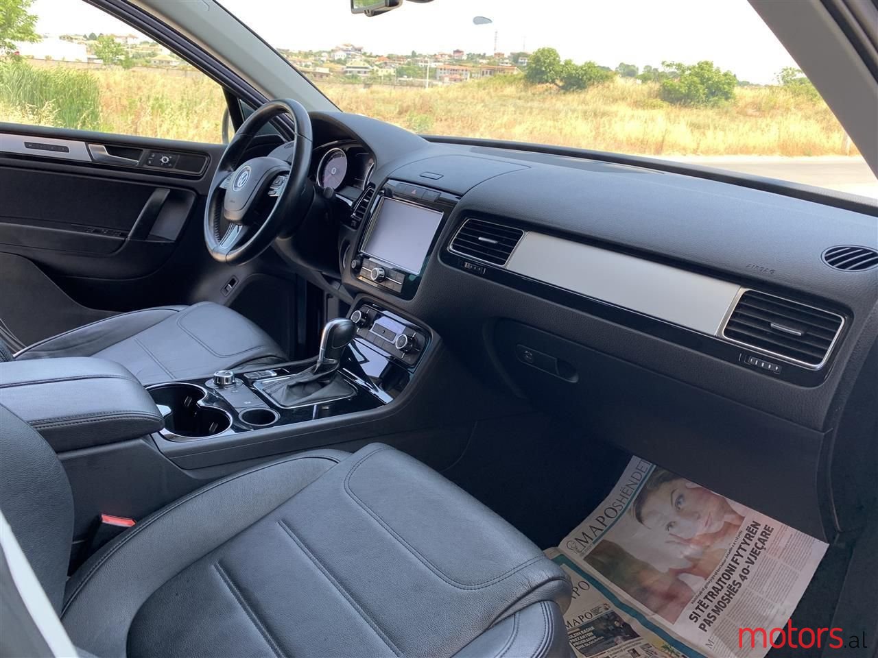 2012' Volkswagen Touareg photo #3