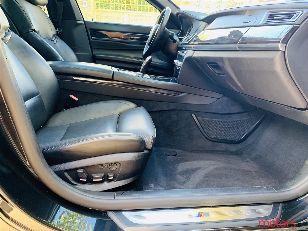 2012' BMW 750 photo #6