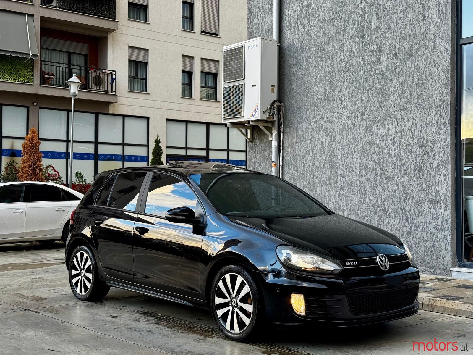 2010' Volkswagen Golf photo #1