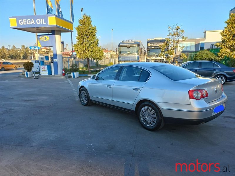 2008' Volkswagen Passat photo #3