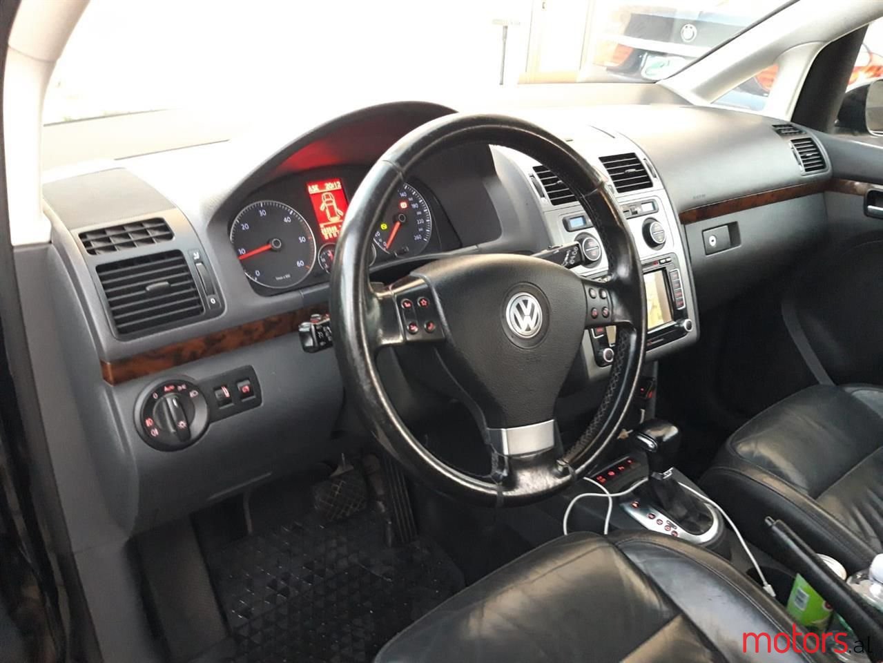 2009' Volkswagen Touran photo #5