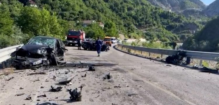 Përplasen ‘kokë më kokë’ 2 makina në Rrugën e Arbrit