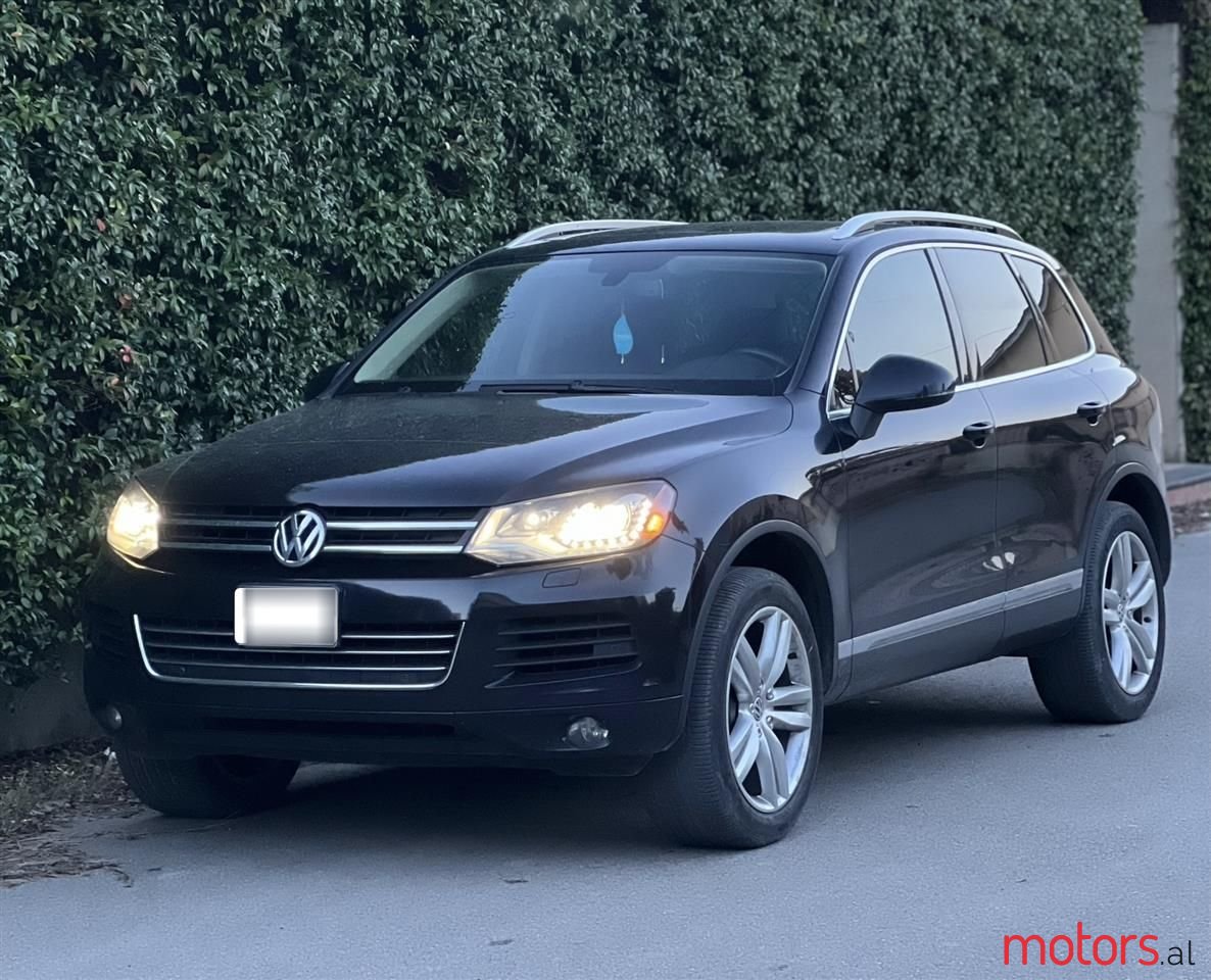 2013' Volkswagen Touareg photo #1