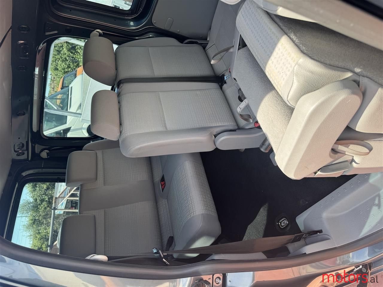 2010' Volkswagen Caddy photo #4