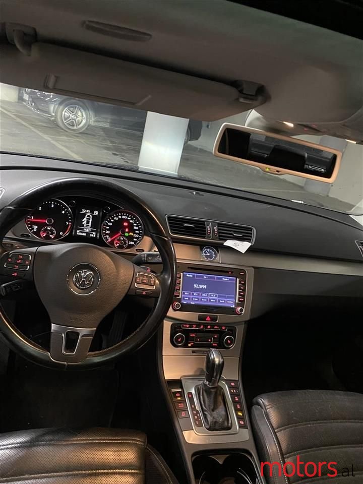 2011' Volkswagen Passat photo #5