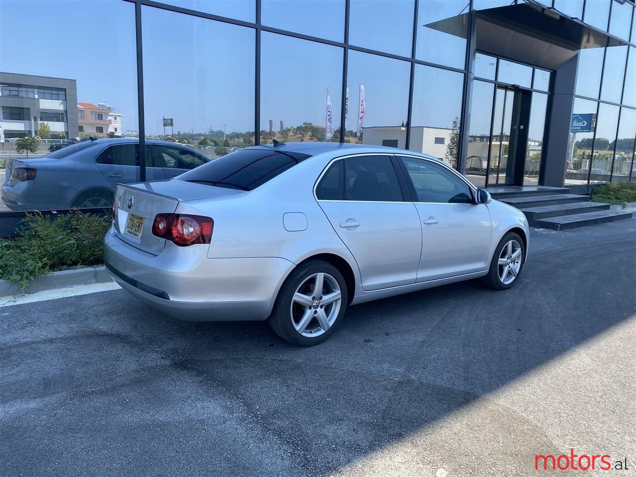 2010' Volkswagen Jetta photo #2