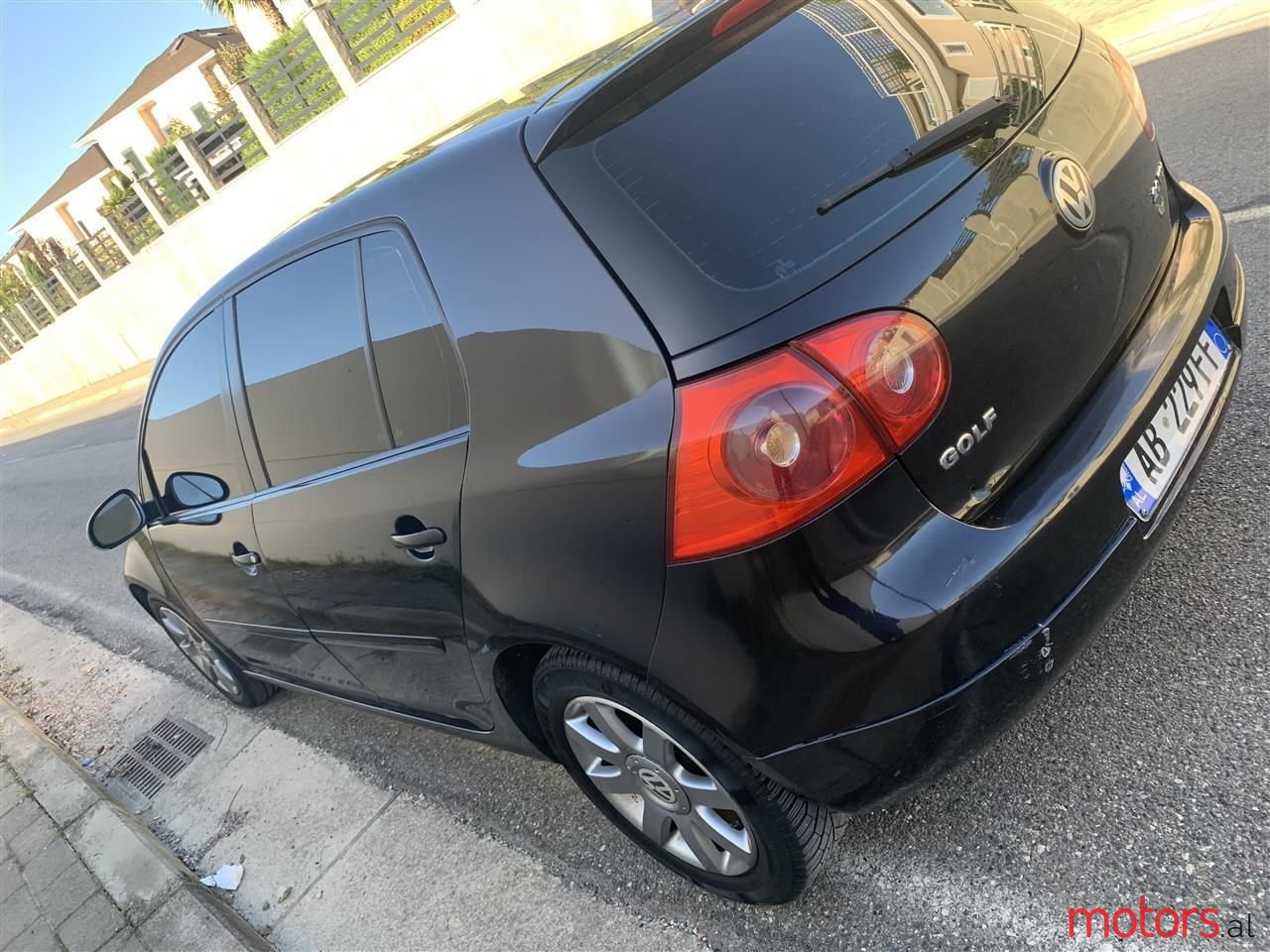 2004' Volkswagen Golf photo #2