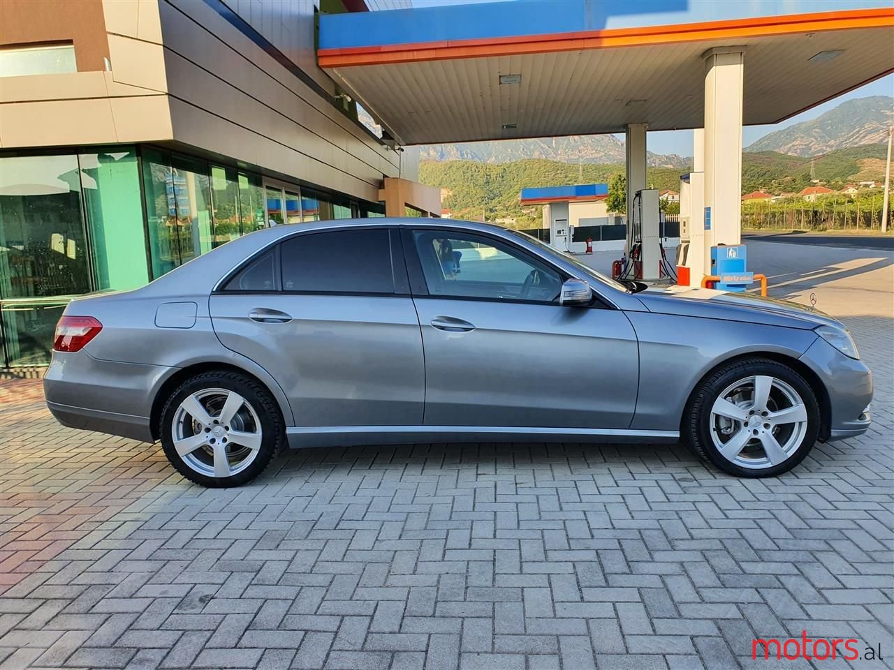 2011' Mercedes-Benz E 220 photo #4