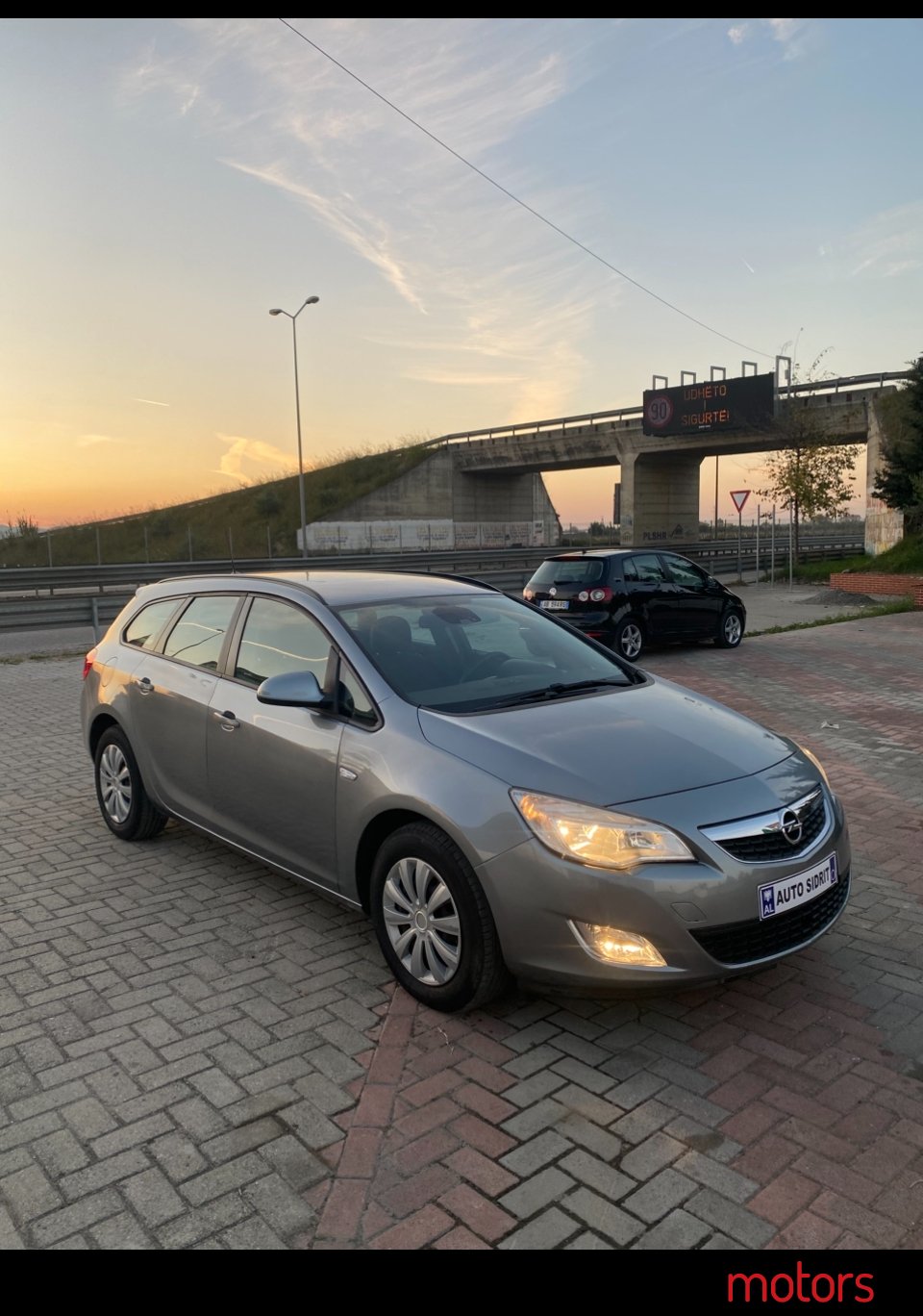 2011' Opel Astra photo #1