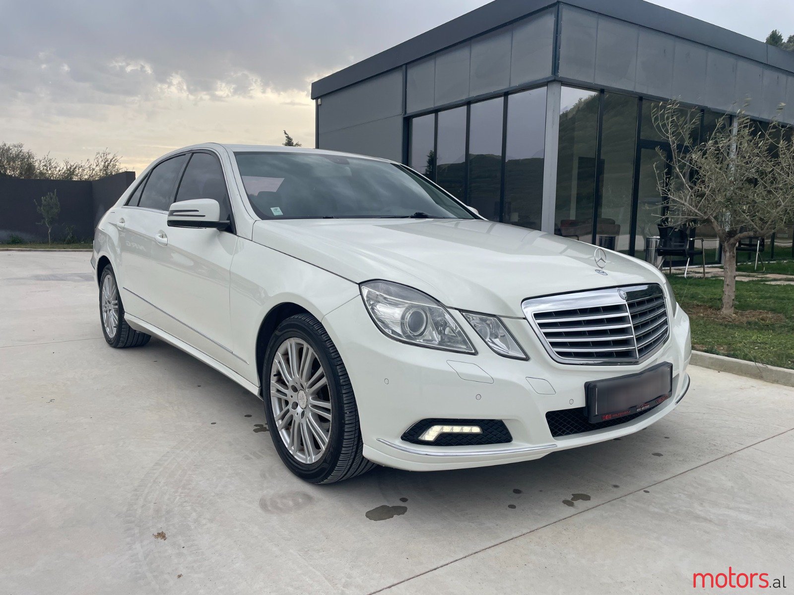 2010' Mercedes-Benz E 300 photo #2