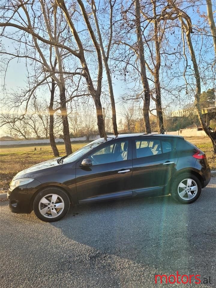 2011' Renault Megane photo #2