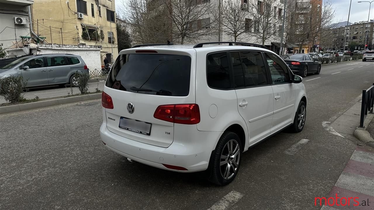 2011' Volkswagen Touran photo #5